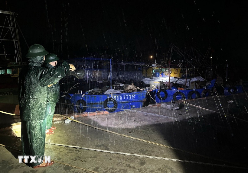 Lực lượng Bộ đội Biên phòng tỉnh Hưng Yên tuần tra kiểm soát khu vực ven biển khi bão số 3 đổ bộ đất liền. (Ảnh: Thế Duyệt/TTXVN)
