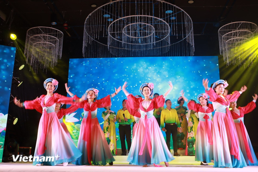 Một tiết mục văn nghệ do bà con xứ nghệ tự biên và biểu diễn. (Ảnh: Việt Thắng-Ngọc Long/Vietnam+)