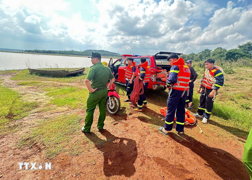 Lực lực chức năng triển khai phương án tìm kiếm thi thể anh Khôi dưới hồ thủy điện Thác Mơ. (Ảnh: Đậu Tất Thành/TTXVN)