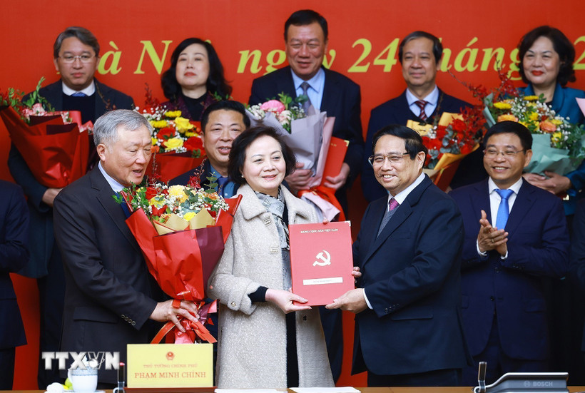 Thủ tướng Phạm Minh Chính trao Quyết định cho Đảng bộ Bộ Nội vụ. (Ảnh: Dương Giang/TTXVN)