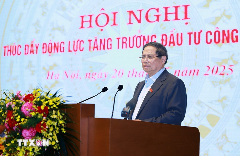 Thủ tướng Phạm Minh Chính phát biểu khai mạc Hội nghị thúc đẩy động lực tăng trưởng đầu tư công năm 2025. (Ảnh: Dương Giang/TTXVN)