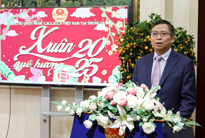 Đại sứ Việt Nam tại Trung Quốc Phạm Thanh Bình phát biểu tại chương trình “Xuân quê hương.” (Ảnh: Công Tuyên/TTXVN)