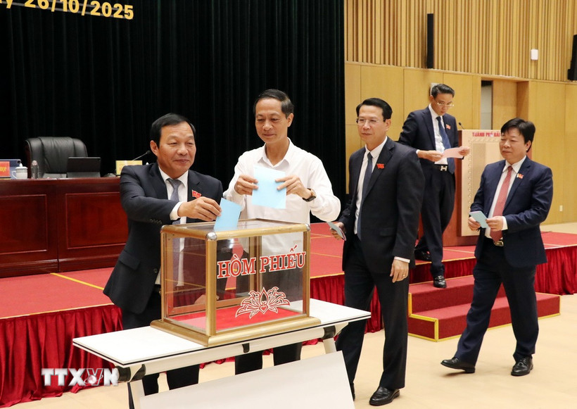 Các đại biểu bỏ phiếu bầu Phó Chủ tịch Hội đồng Nhân dân và Phó Chủ tịch Ủy ban Nhân dân thành phố Hải Phòng. (Ảnh: Mạnh Tú/TTXVN)