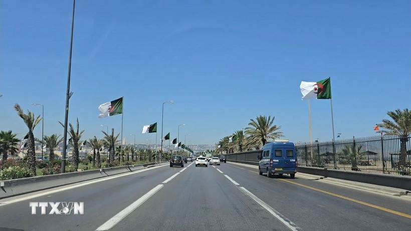 Đường phố Algeria rợp bóng cờ bay trước ngày lễ lớn của đất nước. (Ảnh: Nguyễn An/TTXVN)