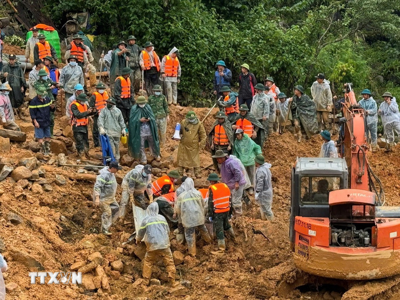 Lực lượng cứu nạn, cứu hộ tìm thấy thi thể chị Hầu Thị Dính tại thôn Mã Lầu A, xã Lũng Cú (Tuyên Quang). (Ảnh: TTXVN phát)