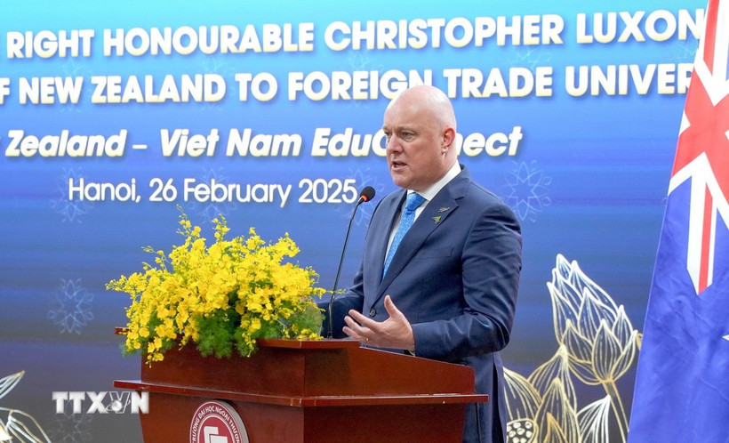 Thủ tướng New Zealand Christopher Luxon phát biểu tại buổi giao lưu với sinh viên Đại học Ngoại thương Hà Nội. (Ảnh: TTXVN phát)
