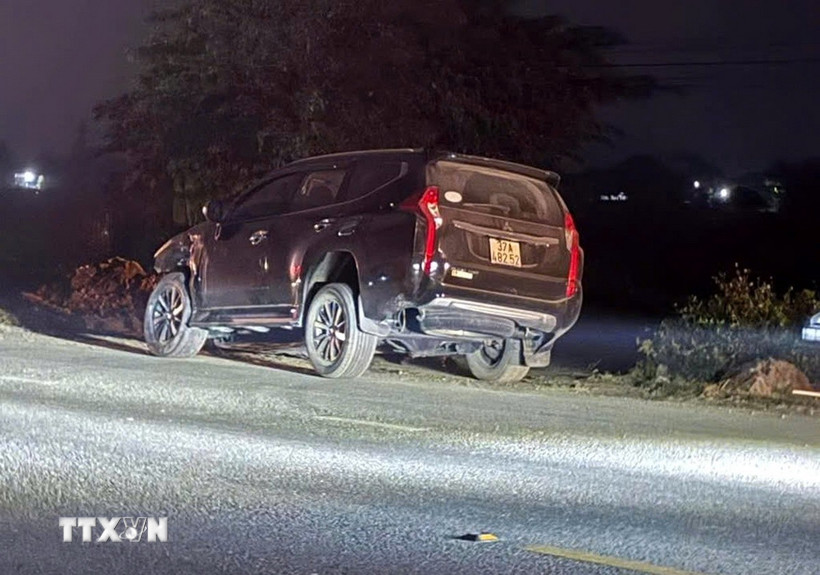 Chiếc xe gây tai nạn rồi bỏ chạy. (Ảnh: TTXVN phát)