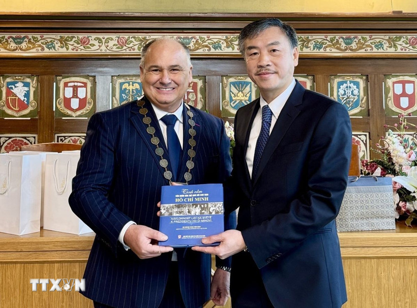 Đại sứ Việt Nam tại Cộng hòa Séc Dương Hoài Nam và Thị trưởng Nachod, tỉnh Hradec Králové, ông Jan Birke. (Ảnh: TTXVN phát)