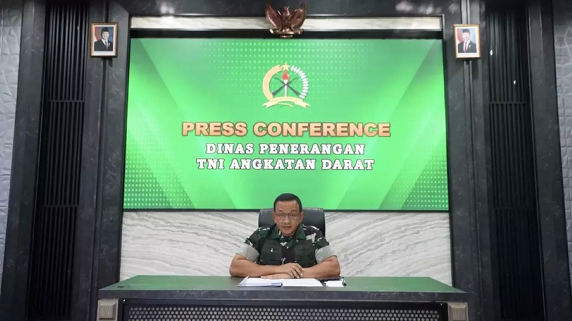 Người phát ngôn Quân đội Indonesia, Chuẩn tướng Wahyu Yudhayana, tại buổi họp báo thông tin về vụ nổ. (Nguồn: Beritasatu.com)