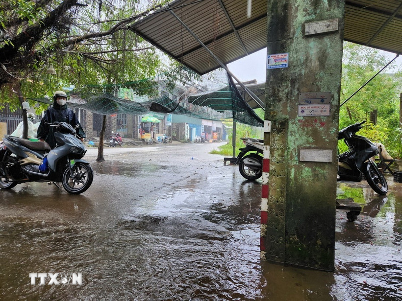 Mưa tại Huế và khu vực duyên hải Nam Trung Bộ nguy cơ có cường độ lớn trên 100 mm/3h. (Ảnh: Mai Trang/TTXVN)