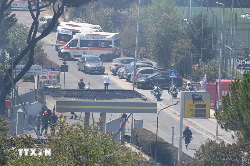 Lực lượng chức năng làm nhiệm vụ tại hiện trường vụ nổ trạm xăng ở Rome, Italy. (Ảnh: THX/TTXVN)