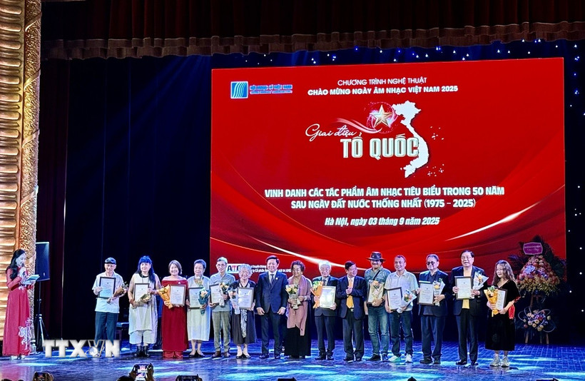 Hội Nhạc sỹ Việt Nam trao bằng chứng nhận vinh danh cho các nhạc sỹ, đại diện gia đình nhạc sỹ có ca khúc tiêu tiêu biểu. (Ảnh: Phương Lan/TTXVN)