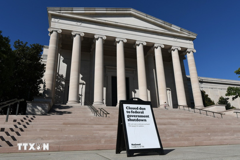 Thông báo đóng cửa tạm thời được đặt tại Bảo tàng nghệ thuật quốc gia ở Washington, D.C., Mỹ. (Ảnh: THX/TTXVN)