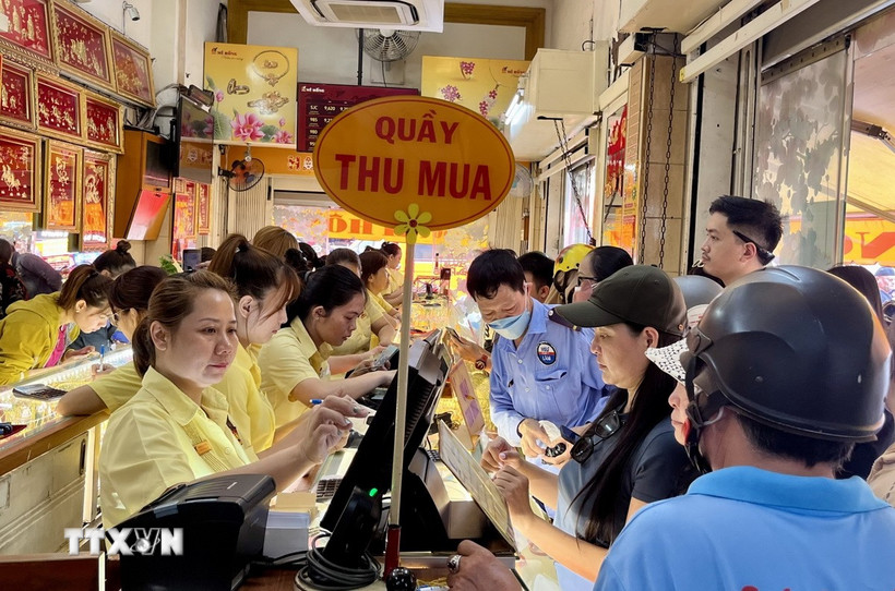 Nhiều người dân vẫn đổ xô mua vào bất chấp giá vàng đang neo ở mức cao. (Ảnh: Hứa Chung/TTXVN)