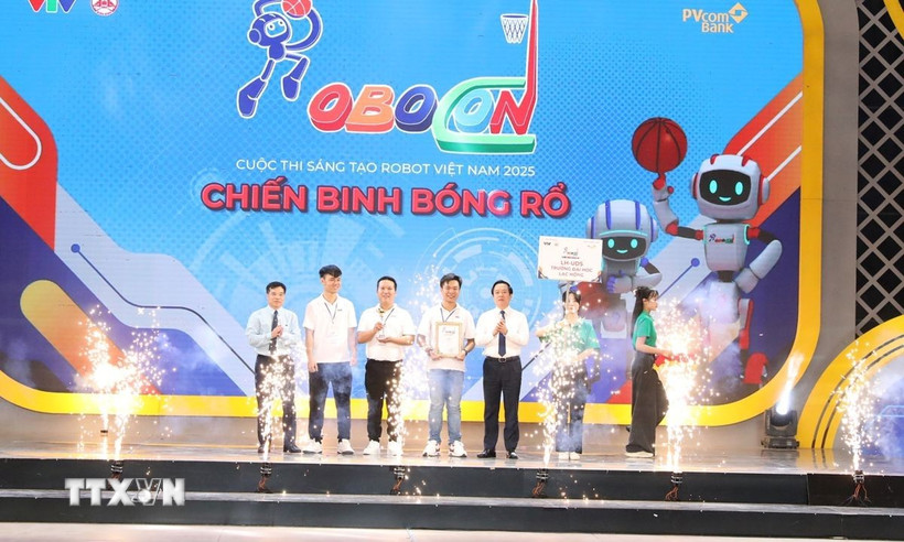 Ban Tổ chức trao giải Nhất cho đội LH-UDS Đại học Lạc Hồng. (Ảnh: Đức Phương/TTXVN)