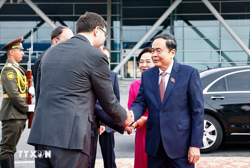 Lễ tiễn Chủ tịch Quốc hội Trần Thanh Mẫn và Phu nhân tại Sân bay quốc tế Zvartnots, Thủ đô Yerevan, Cộng hòa Armenia. (Ảnh: Doãn Tấn/TTXVN)