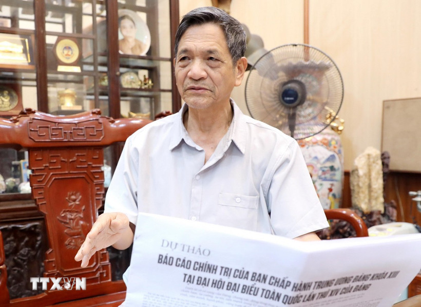 Ông Bùi Quang Huy, nguyên Phó Bí thư Thường trực Tỉnh ủy Hưng Yên, góp ý vào Dự thảo Văn kiện Đại hội XIV của Đảng. (Ảnh: Thế Duyệt/TTXVN)