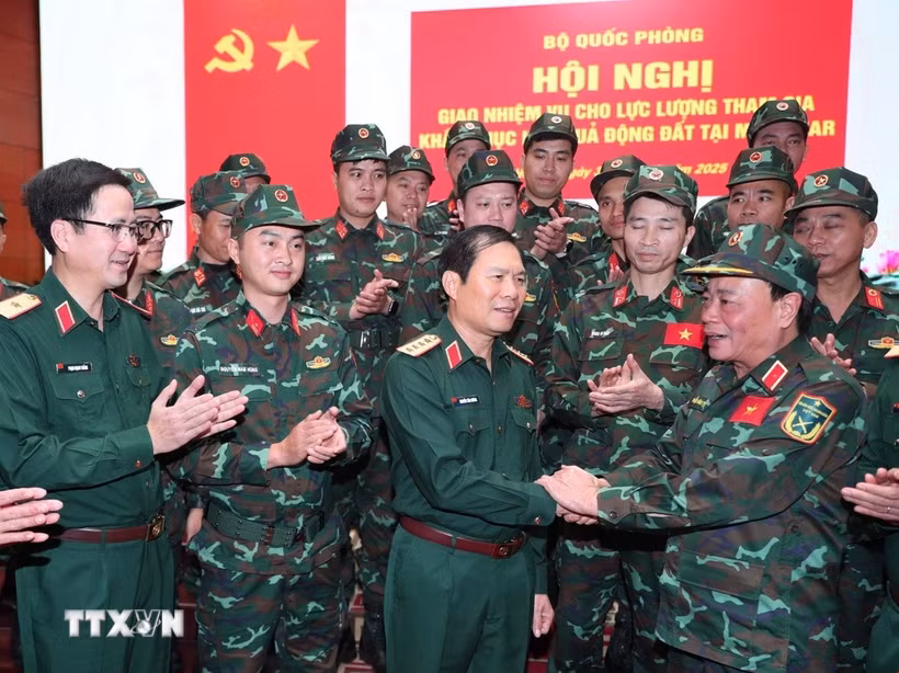 Đại tướng Nguyễn Tân Cương, Tổng Tham mưu trưởng, Thứ trưởng Bộ Quốc phòng, động viên lực lượng cứu trợ trước giờ lên đường sang Myanmar ngay trong chiều ngày 30/3. (Ảnh: Trọng Đức/TTXVN)