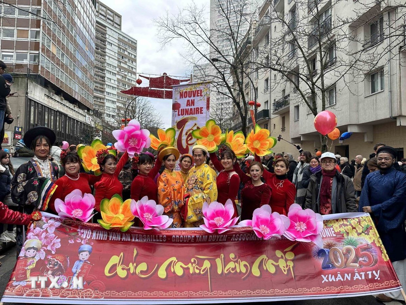 Nhóm múa Tâm Duyên của Việt Nam thu hút đông đảo sự quan tâm của khán giả với màn múa sen truyền thống. (Ảnh: Ngọc Hiệp/TTXVN)