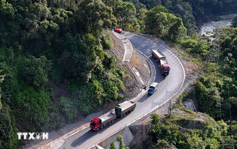 Đoàn xe nối thùng đổ đèo trên Quốc lộ 8A đoạn qua tỉnh Hà Tĩnh trước khi về Cảng Cửa Lò (Nghệ An). (Ảnh: Hữu Quyết/TTXVN)