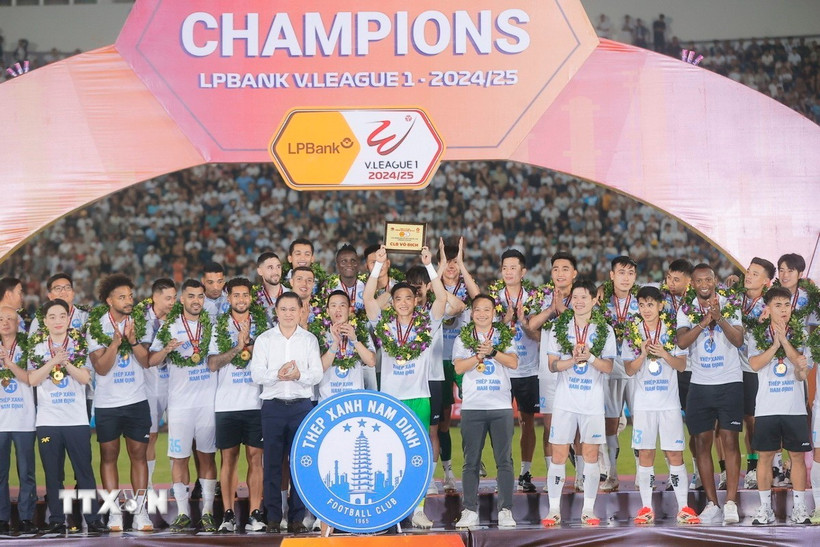 Ban tổ chức trao bảng danh vị cho đội vô địch, CLB Thép Xanh Nam Định. (Ảnh: Minh Quyết/TTXVN)