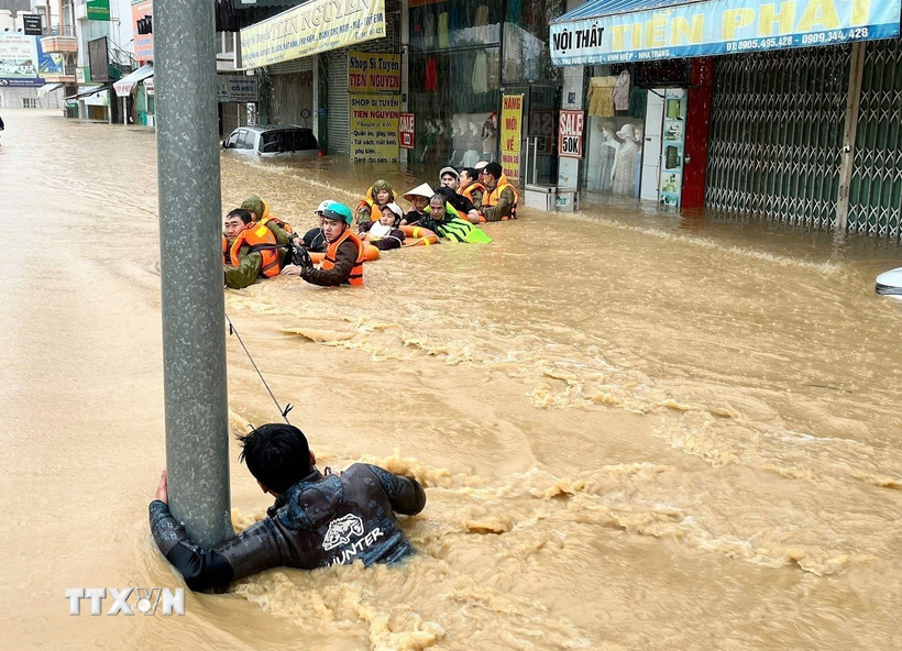 Lực lượng chức năng sơ tán người dân ở Khánh Hòa đến nơi an toàn. (Ảnh: Phan Sáu/TTXVN)