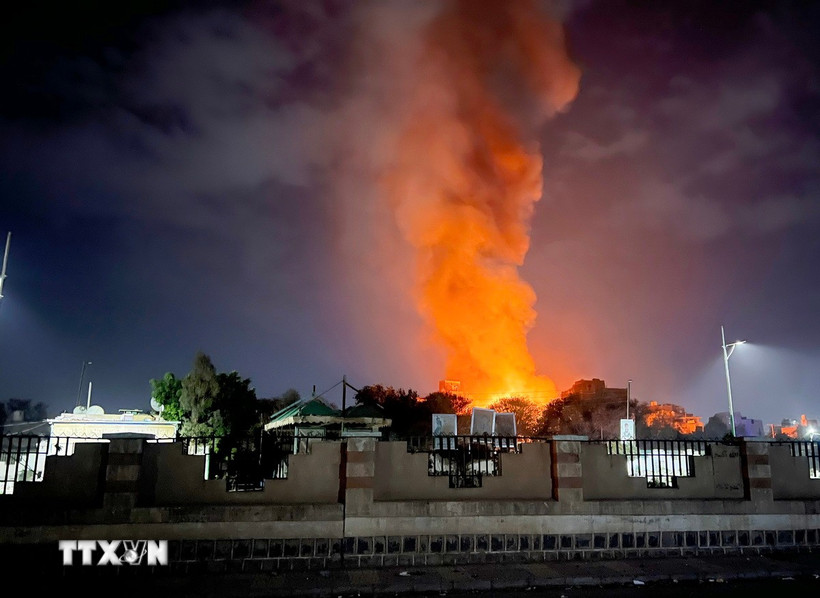 Khói bốc lên từ địa điểm ở thủ đô Sanaa, Yemen sau cuộc không kích của Mỹ ngày 19/3. (Ảnh: THX/TTXVN)