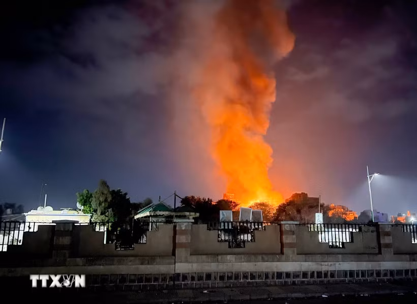 Khói bốc lên từ địa điểm ở thủ đô Sanaa, Yemen sau cuộc không kích của Mỹ ngày 19/3. (Ảnh: THX/TTXVN)