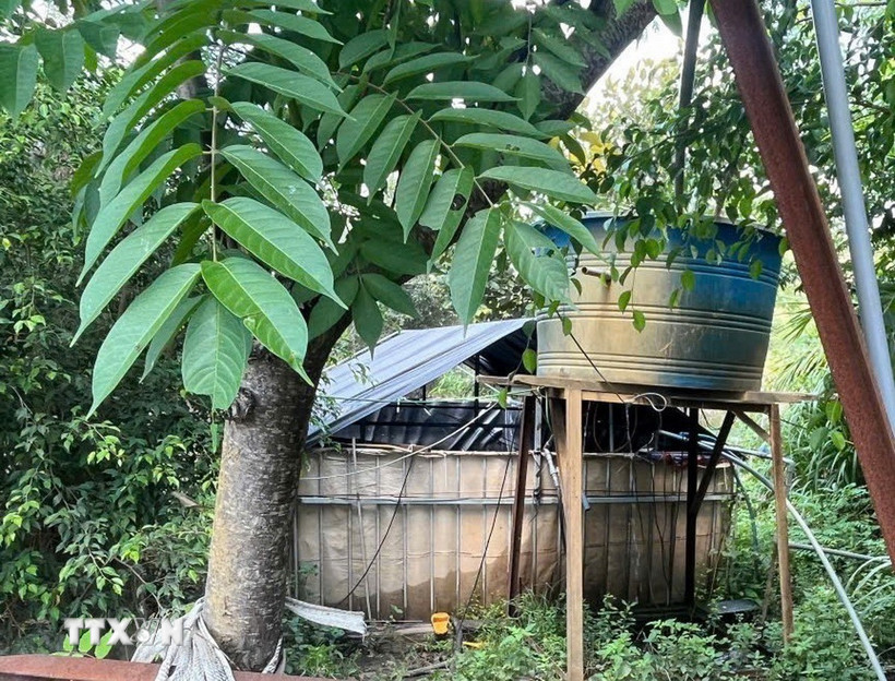 Hồ chứa nước cho vịt uống, nơi phát hiện 2 nạn nhân. (Ảnh: TTXVN phát)