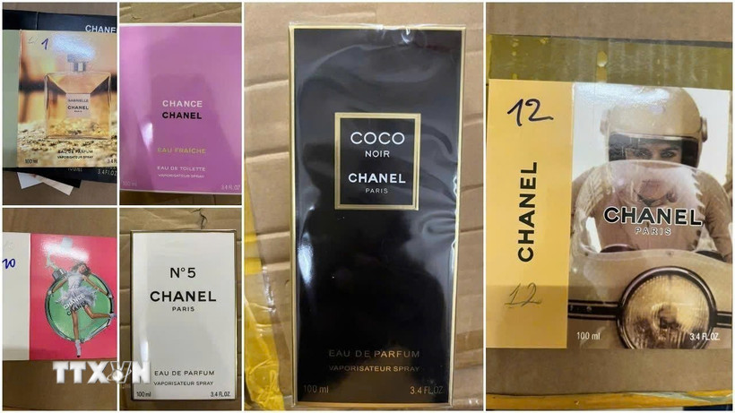 Các loại nước hoa giả bị phát hiện. (Ảnh: Cơ quan công an cung cấp)