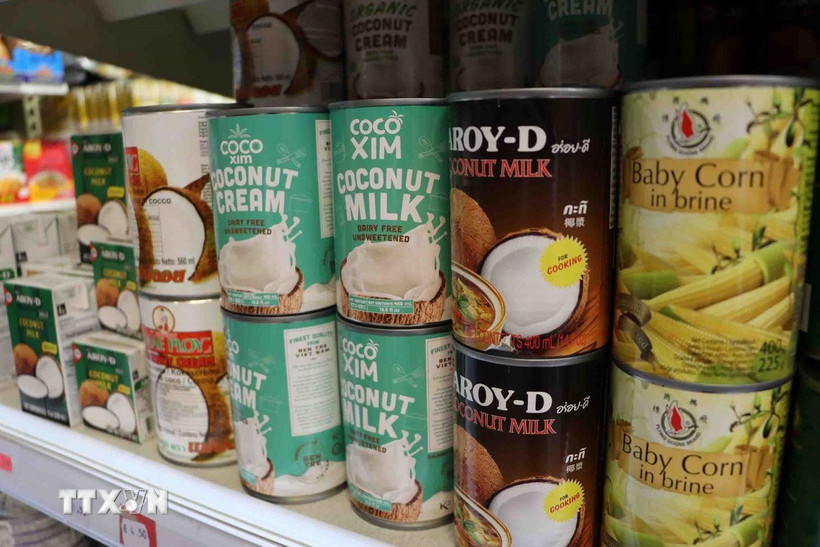 Nước dừa tươi Cocoxim của Công ty Cổ phần xuất nhập khẩu Bến Tre (Betrimex) được người tiêu dùng Bỉ rất ưa chuộng. (Ảnh: Hương Giang/TTXVN)