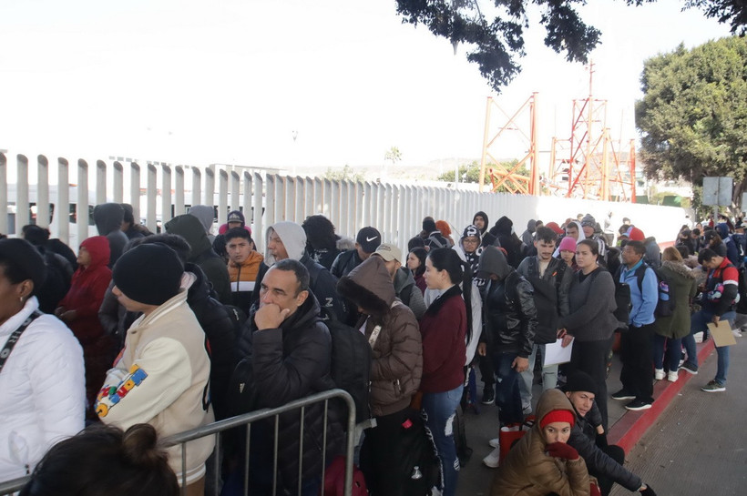 Người di cư tại cửa khẩu Chaparral ở Tijuana, Mexico. (Ảnh: THX/TTXVN)