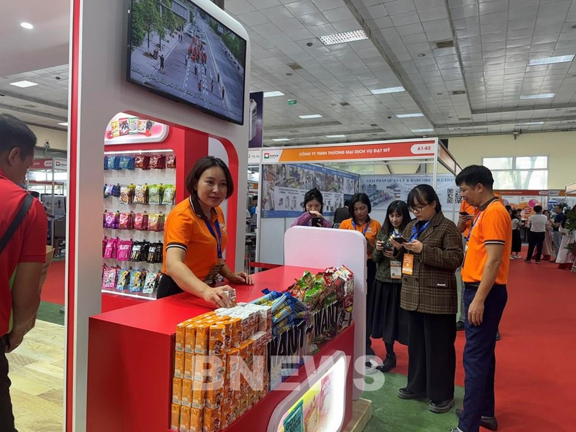 Nhiều sản phẩm chất lượng an toàn thu hút người tiêu dùng tại triển lãm. (Ảnh: Uyên Hương/BNEWS/TTXVN)