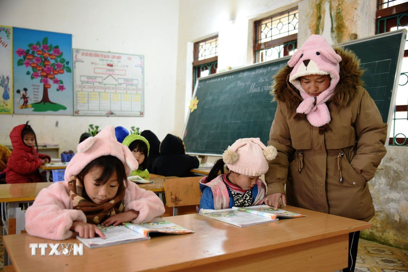 Cô trò điểm trường Bản Lồng, xã Tỏa Tình, Điện Biên mặc đủ ấm để dạy và học. (Ảnh: Phan Quân/TTXVN)