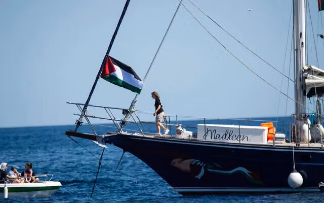 Nhà hoạt động môi trường Greta Thunberg lên thuyền Madleen trước khi ra khơi đến Gaza. (Nguồn: AP)