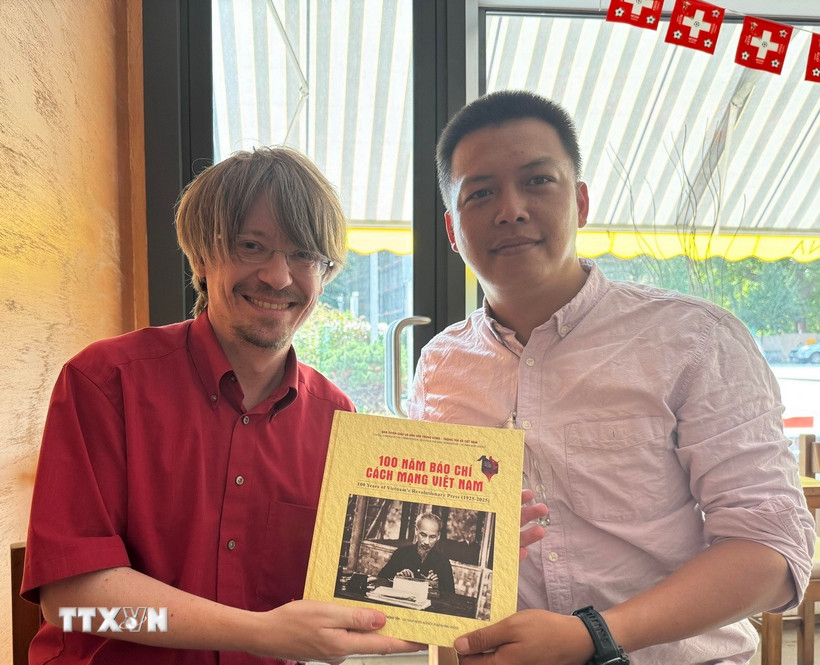 Tổng Bí thư Đảng Cộng sản Thụy Sĩ Massimiliano Ay và phóng viên TTXVN tại Thụy Sĩ. (Ảnh: Văn Tuấn/TTXVN)