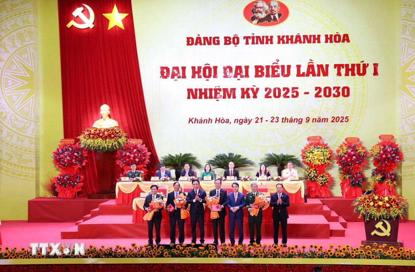 Ban Thường vụ Tỉnh ủy Khánh Hòa tặng hoa tri ân các đồng chí đã hoàn thành xuất sắc nhiệm vụ, ghi nhận những đóng góp to lớn của các đồng chí đối với sự phát triển của tỉnh trong suốt thời gian qua. (Ảnh: Đặng Tuấn/TTXVN)