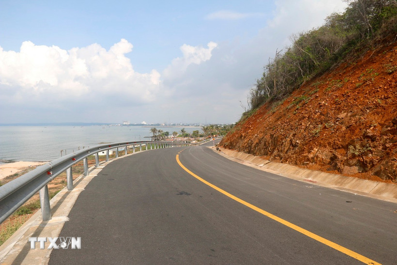Tuyến đường ven biển thành phố Phan Thiết (Bình Thuận) được đầu tư xây dựng sẽ kết nối tuyến đường ven biển Núi Cố hiện hữu. (Ảnh: Nguyễn Thanh/TTXVN)