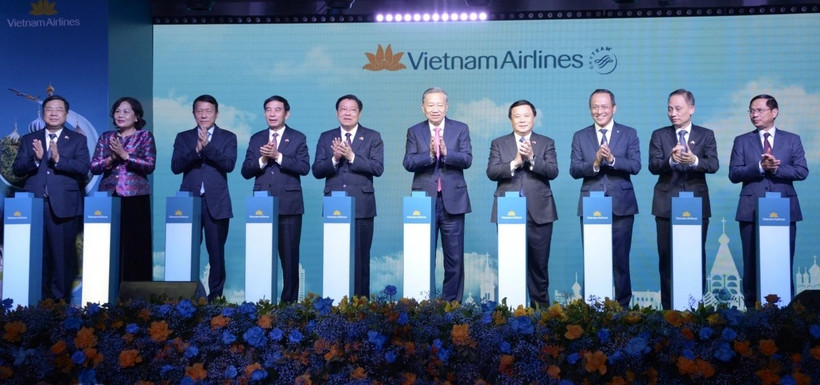 Tổng Bí thư Tô Lâm cùng nhiều lãnh đạo bộ, ngành ấn nút khai trương đường bay thẳng. (Nguồn: VOV)