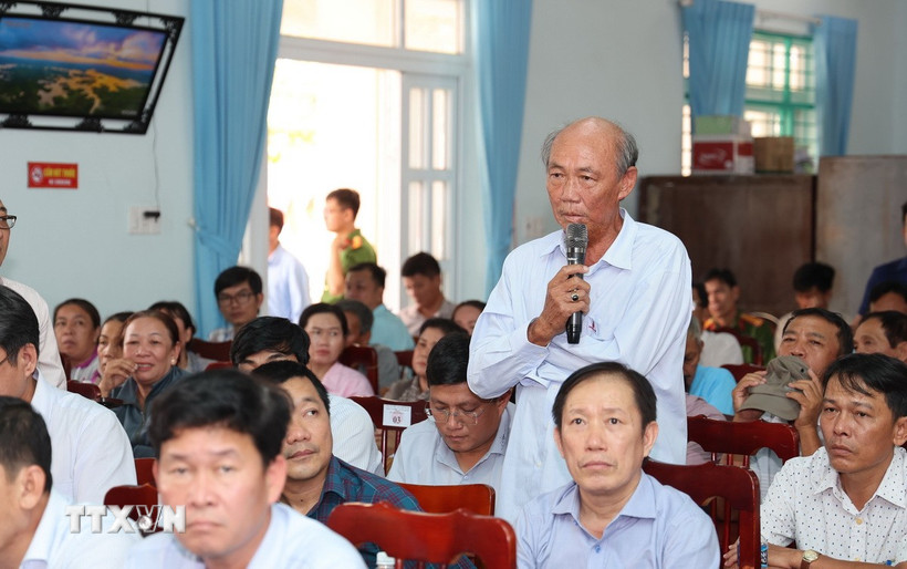 Nguyên Bí thư Đảng ủy xã Vĩnh Hải Võ Văn Bảy bày tỏ mong muốn người dân được bố trí nơi tái định cư đảm bảo điều kiện sức khỏe, môi trường sống, giao thông thuận lợi. (Ảnh: Đặng Tuấn/TTXVN)