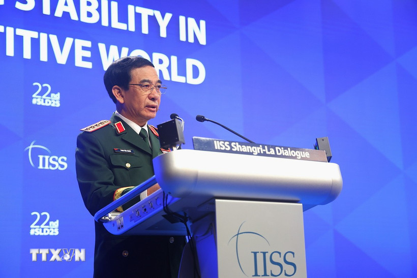 Đại tướng Phan Văn Giang, Bộ trưởng Bộ Quốc Phòng Việt Nam, phát biểu tại Đối thoại Shangri-La lần thứ 22. (Ảnh: Tất Đạt/TTXVN)