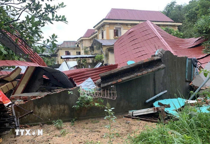Nhiều công trình bị đổ sập hoàn toàn. (Ảnh: TTXVN phát)