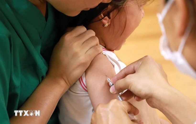 Tiêm vaccine phòng bệnh sởi cho trẻ. (Ảnh: Vân Chi/TTXVN phát)
