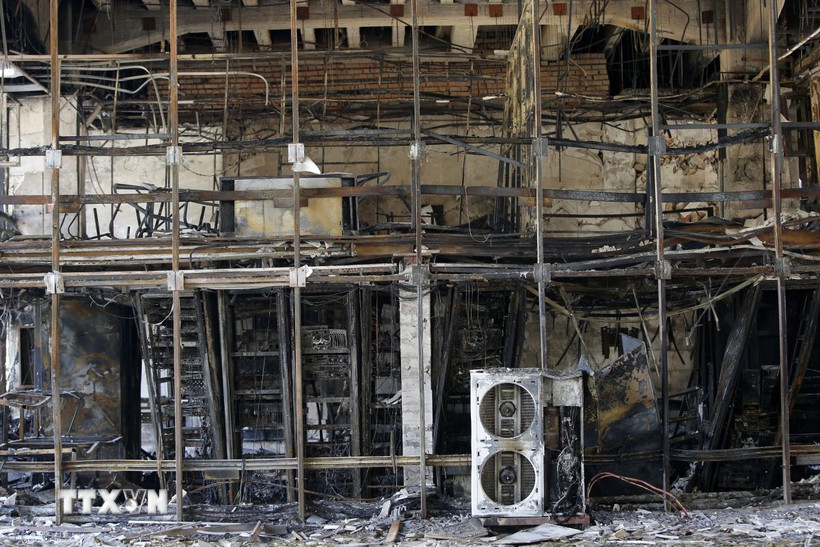 Trụ sở Đài Phát thanh Truyền hình nhà nước Iran IRIB tại thủ đô Tehran bị tàn phá sau vụ không kích của Israel, ngày 16/6. (Ảnh: THX/TTXVN)