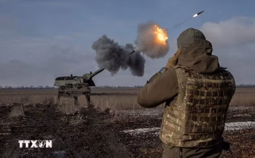Binh sỹ Ukraine bắn lựu pháo bọc thép 2000 trong cuộc xung đột với Nga gần Bahmut, vùng Donetsk. Ảnh: Reuters/TTXVN)