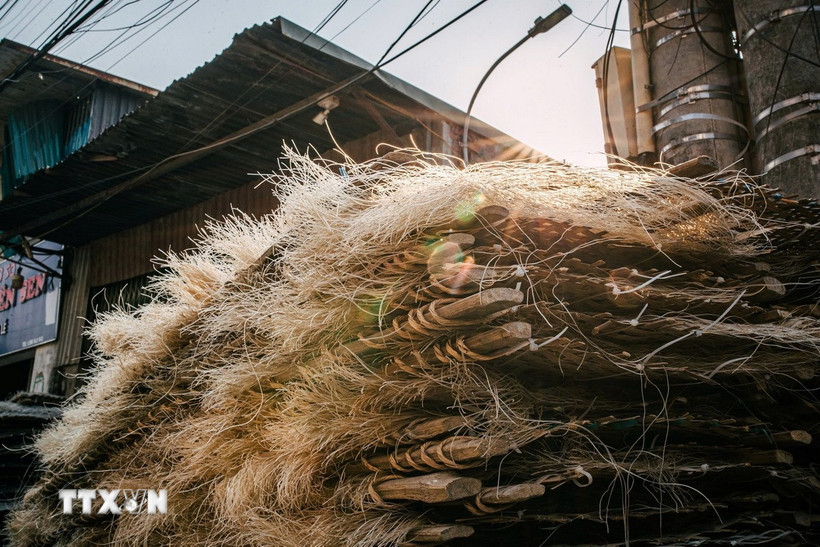 Những sợi miến được phơi trên giá tre, vàng óng dưới ánh nắng. (Ảnh: Phạm Tuấn Anh/TTXVN)