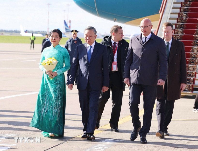 Tổng Bí thư Tô Lâm và Phu nhân đến thủ đô Moskva, bắt đầu chuyến thăm chính thức Liên bang Nga và dự Lễ kỷ niệm 80 năm Ngày Chiến thắng trong chiến tranh Vệ quốc vĩ đại. (Ảnh: Thống Nhất/TTXVN)