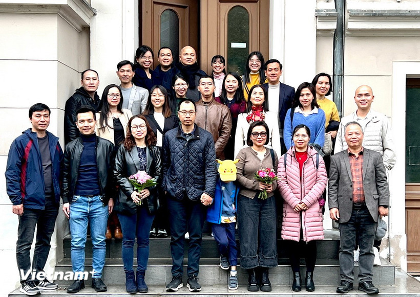 Tham tán Hà Thị Lâm Hồng (thứ ba từ phải sang hàng đầu tiên) chụp ảnh lưu niệm cùng các tri thức Việt tại Berlin và vùng phụ cận. (Ảnh: Phương Hoa/TTXVN)