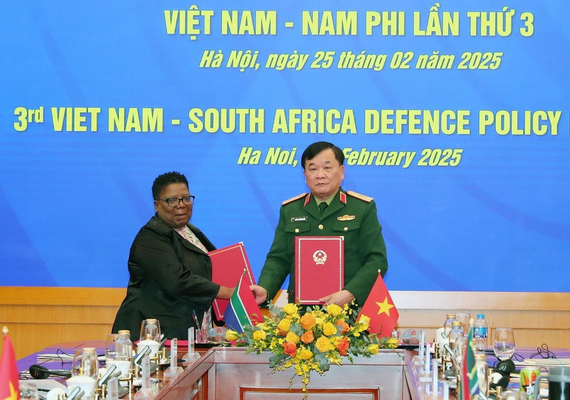 Thượng tướng Hoàng Xuân Chiến, Thứ trưởng Bộ Quốc phòng Việt Nam, và bà Thobekile Gamede, Quyền Tổng Thư ký Quốc phòng Nam Phi, ký biên bản ghi nhớ về hợp tác quốc phòng giữa hai nước. (Ảnh: Trọng Đức/TTXVN)