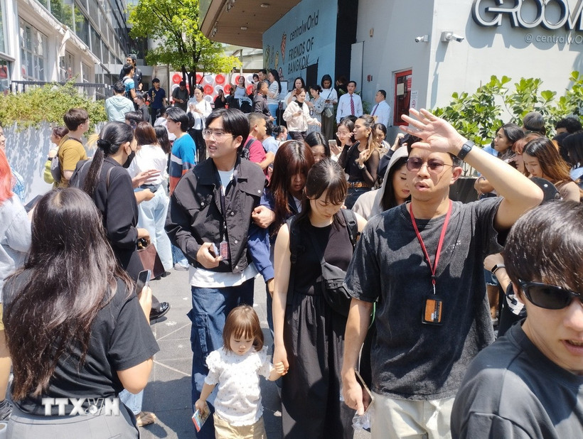 Người dân sơ tán ra bên ngoài các tòa nhà tại Bangkok, Thái Lan, sau trận động đất ở Myanmar ngày 28/3. (Ảnh: THX/TTXVN)